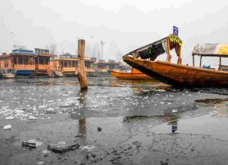 After-days-of-sub-zero- temperatures-Dal-Lake-in-Kashmir-freezes