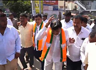 BJP MLA Munirathana faces egg attack