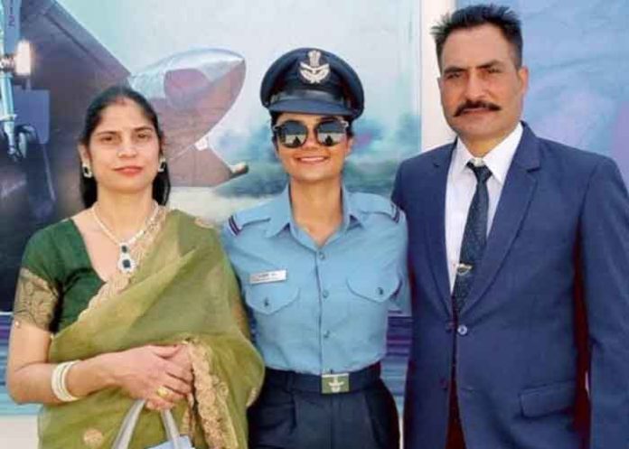 Flying Officer Arshdeep Kaur with mother and father