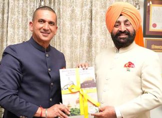 Gurmit Singh unveils Art Work by Harpreet Sandhu