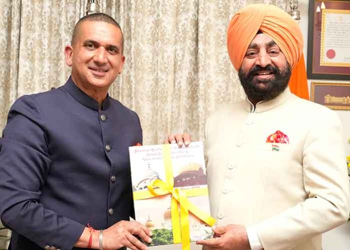 Gurmit Singh unveils Art Work by Harpreet Sandhu