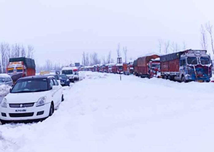 Heavy snowfall Jammu-Srinagar highway