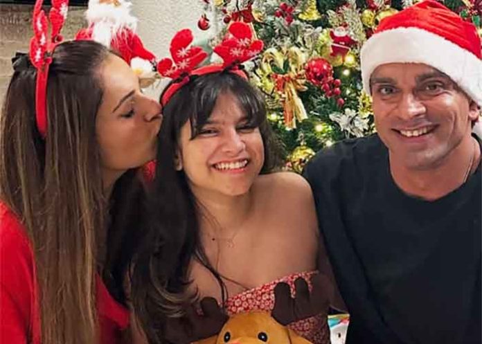 Karan Bipasha Basu turns Santa for daughter