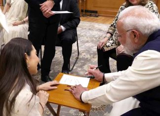 Karisma Kapoor gets PM Modi autograph