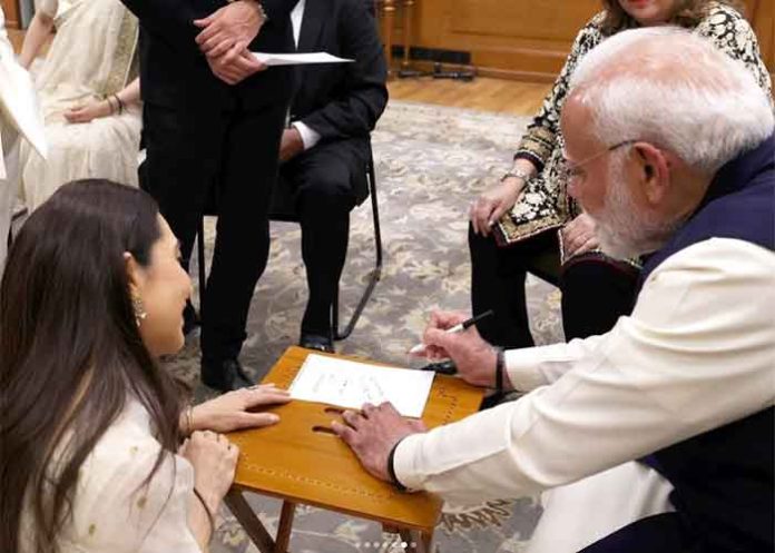 Karisma Kapoor gets PM Modi autograph