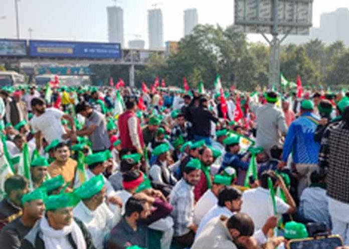 Punjab farmers protest at Haryana borders