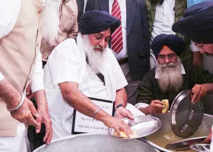 Sukhbir Badal in Sewa at Kesgarh Sahib