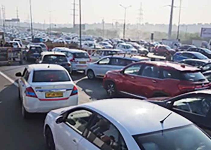 Traffic jam at Ghazipur border