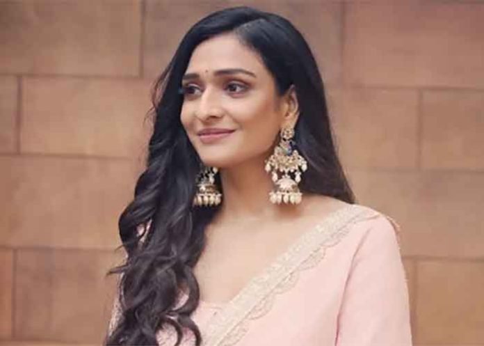 Aishwarya Khare Actress