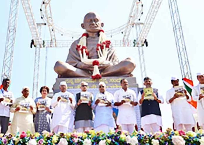 Kharge unveils Mahatma Gandhi statue
