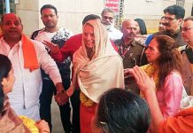 Laurene Powell Jobs at Kashi Vishwanath Temple