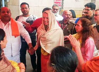 Laurene Powell Jobs at Kashi Vishwanath Temple