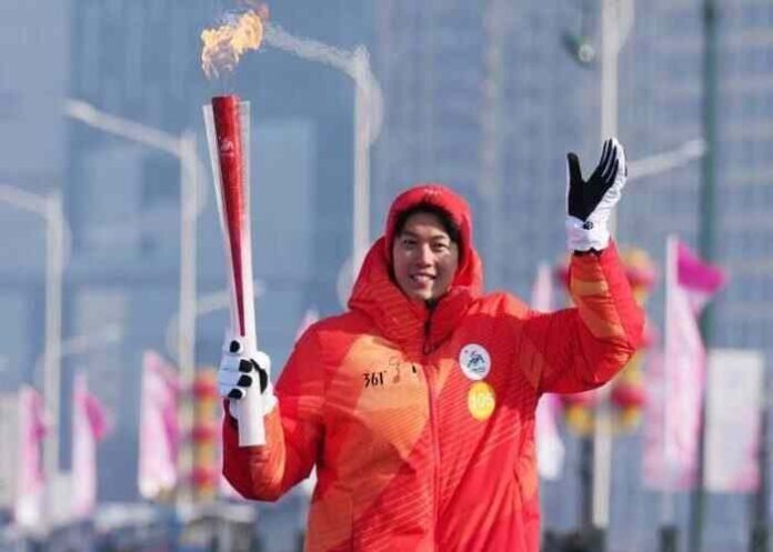 Chinas-Olympic-champions-carry-torch-Games.jpg