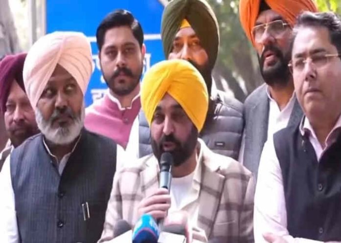 Kejriwal-meets-bhagwant-mann