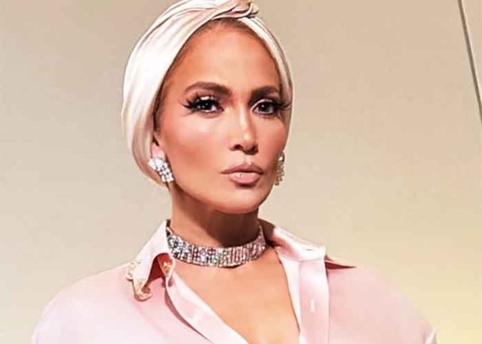 Jennifer Lopez rocks colour pink