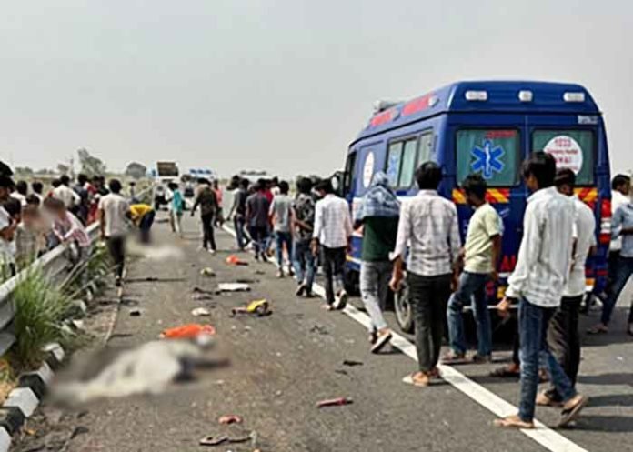 Workers killed in speeding van rams Delhi-Mumbai Expressway