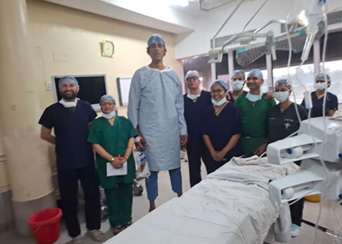 ‘Tallest-man’-undergoes-surgery