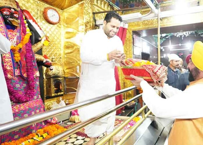 CM Mann Pays Obeisance