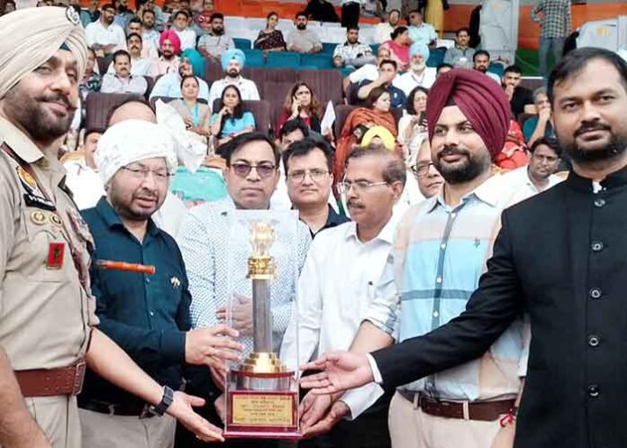 Dr. Ravjot Singh hoists tricolour