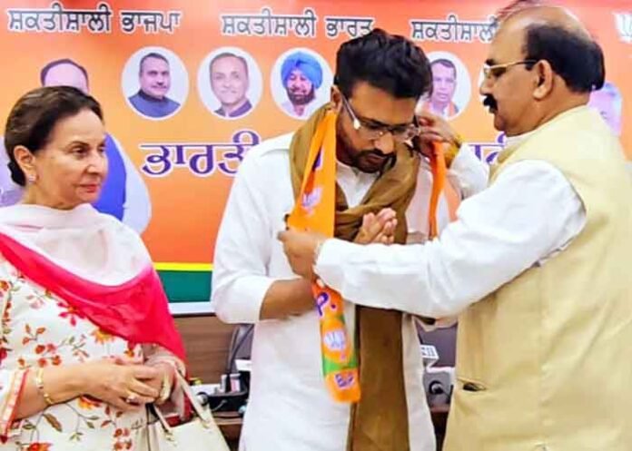 Karun Kaura join BJP