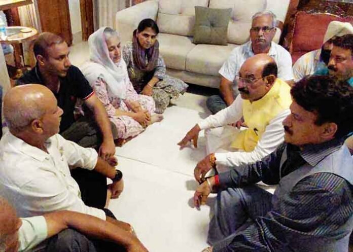 Mohinder Bhagat Visits Family of Martyr Lt Col Bhanu Pratap Mankotia