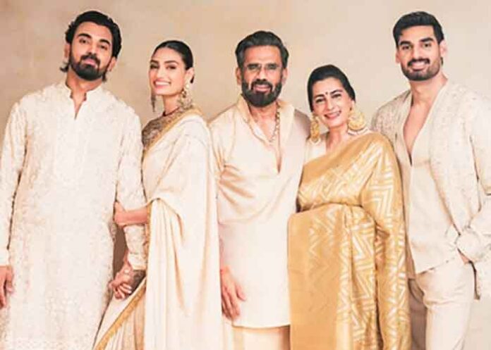 Suniel and Athiya Ahan Shetty KL Rahul family pic