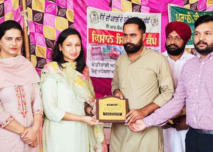 Komal Mittal Interacts with farmers