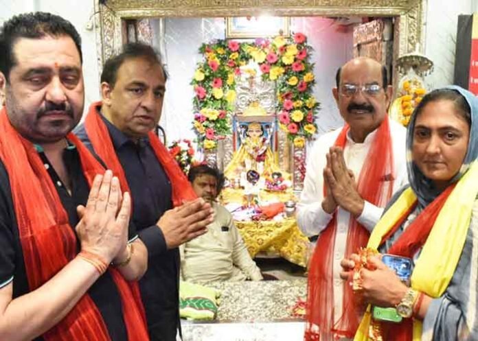 Mohinder Bhagat Pays Obeisance