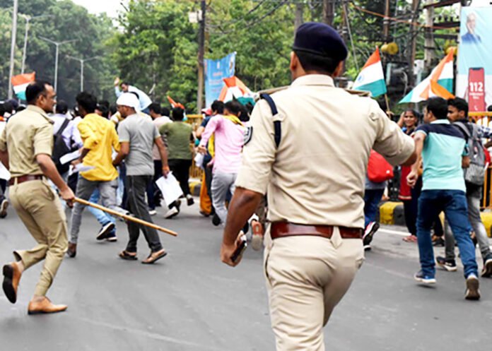 Police-lathi-charge
