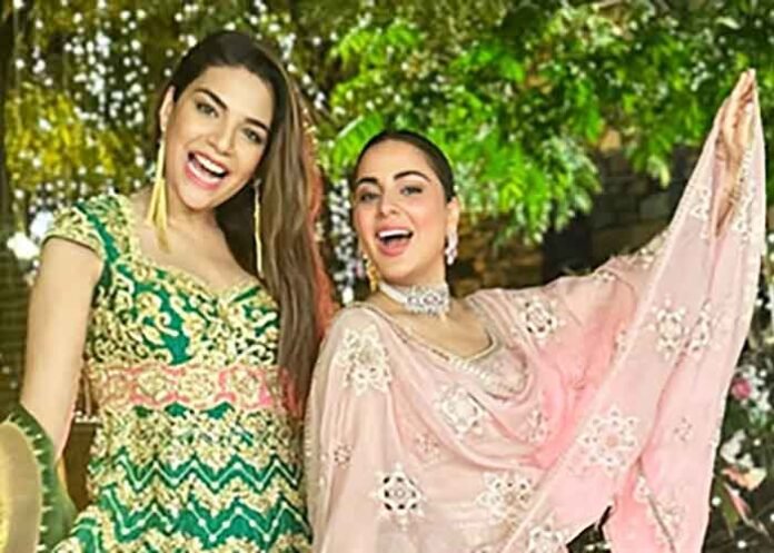 Shraddha Arya post with Anjum Fakih