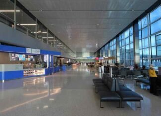 US Airport delays mount amid DHS shutdown; Trump deploys ICE agents