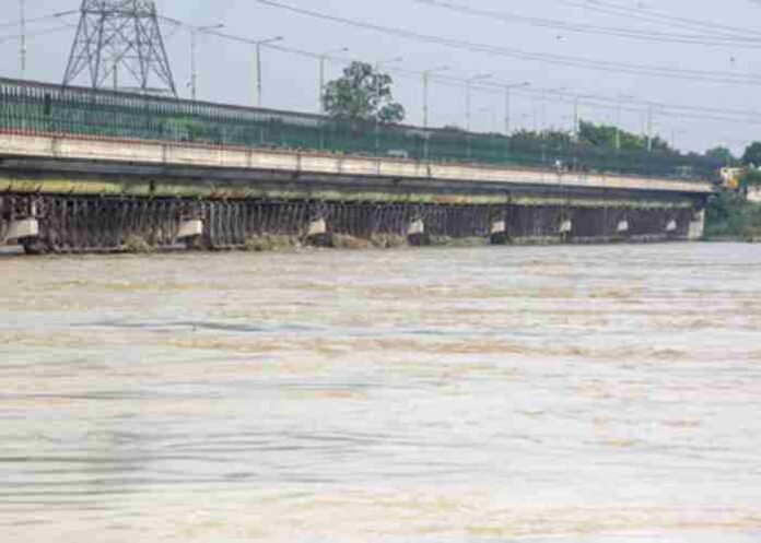 Yamuna water level at Old Railway Bridge