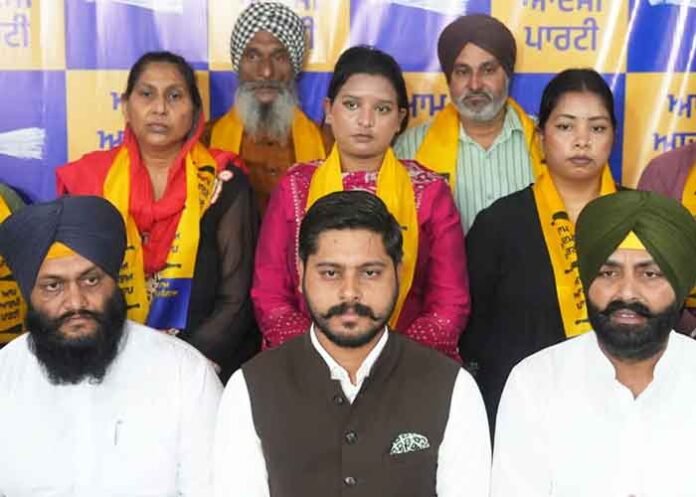 Akali Dal leader Vandana Gill joins AAP with supporters
