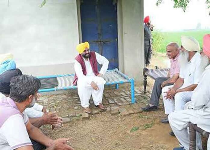 CM Mann with farmers