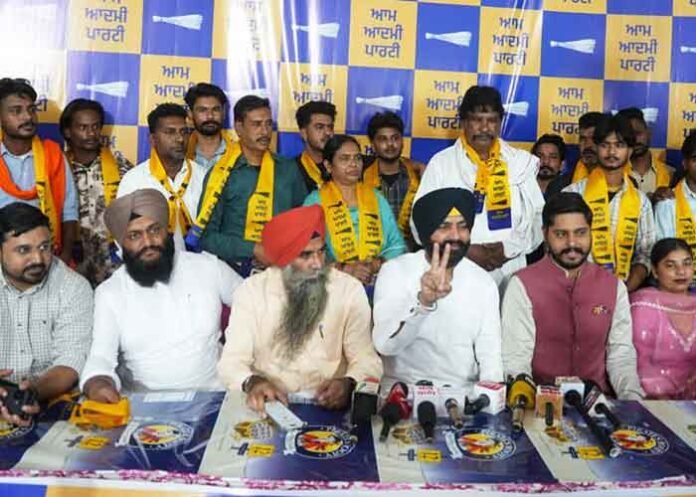 Dalbir Singh and key leaders join AAP