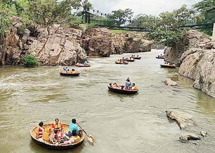 Coracle operations in Hogenakkal