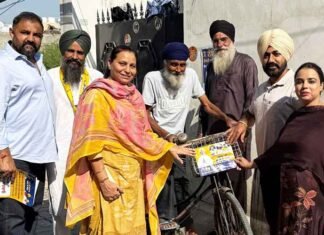 AAP Women Wing President Dr. Amandeep Kaur Arora Campaigns Door-To-Door in Support of Harmeet Sandhu Dr. Amandeep Kaur Arora campaigns