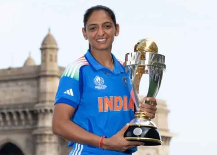 Harmanpreet Kaur with WC Trophy