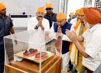 Nitish Kumar visits Takht Shri Patna Sahib, seeks blessings ahead of Bihar poll results Nitish Kumar visits Takht Shri Patna Sahib