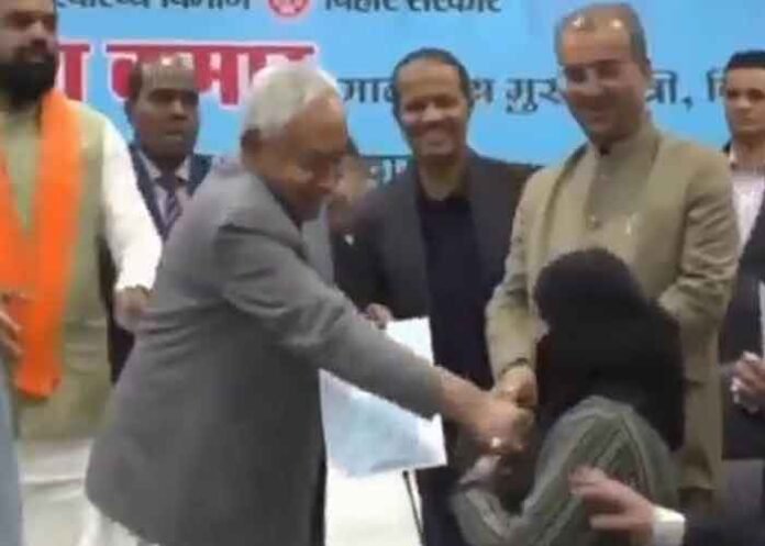 Bihar-CM-Nitish Kumar removes-woman-doctors-hijab