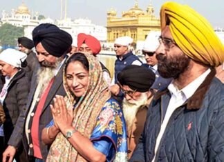 Delhi CM Rekha Gupta Ministers offer prayers at Golden Temple