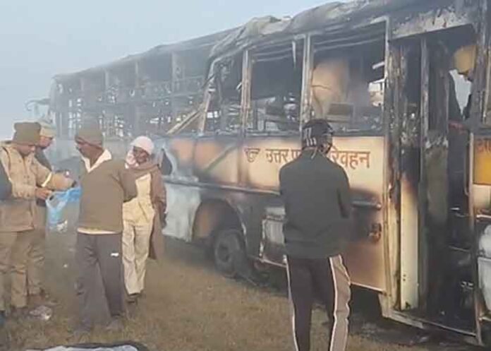 https://yespunjab.com/wp-content/uploads/2025/12/Four-killed-as-dense-fog-triggers-10-vehicle-pile-up-on-Delhi-Agra-Expressway-696x497.jpg