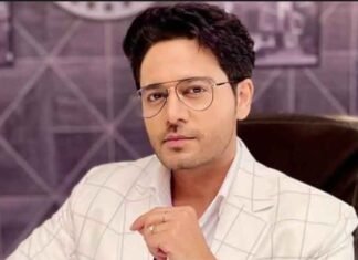 Gaurav Khanna lifts the “Bigg Boss 19′ trophy