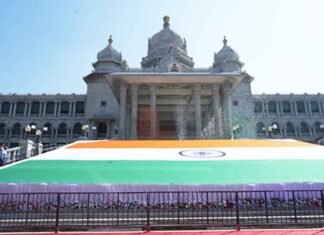 K’taka govt unveils world’s 2nd-largest Khadi Tricolour at Suvarna Vidhana Soudha in Belagavi Khadi Tricolour at Suvarna Vidhana Soudha in Belagavi