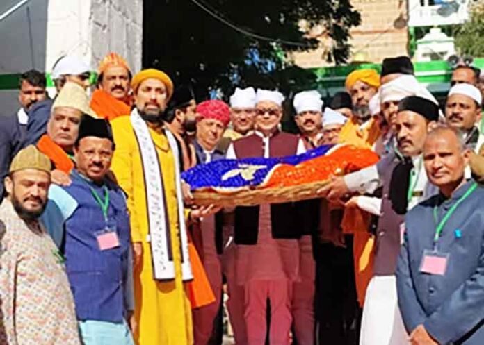 Kiren Rijiju offers chadar & flowers at Ajmer dargah