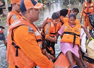 NDRF-rescues-pregnant-woman-in-Cyclone-Ditwah-hit-Sri-Lanka