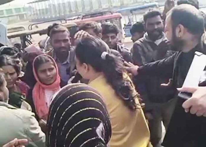 Officer Naib Tehsildar Ritu Singhai Attacks woman