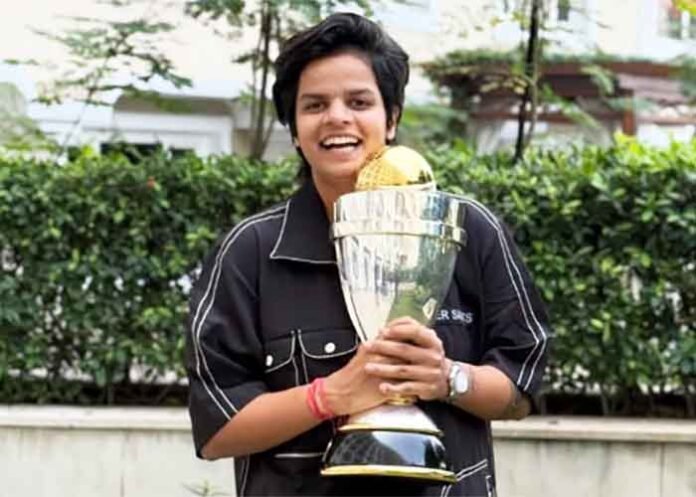 Shafali Verm with WC Trophy