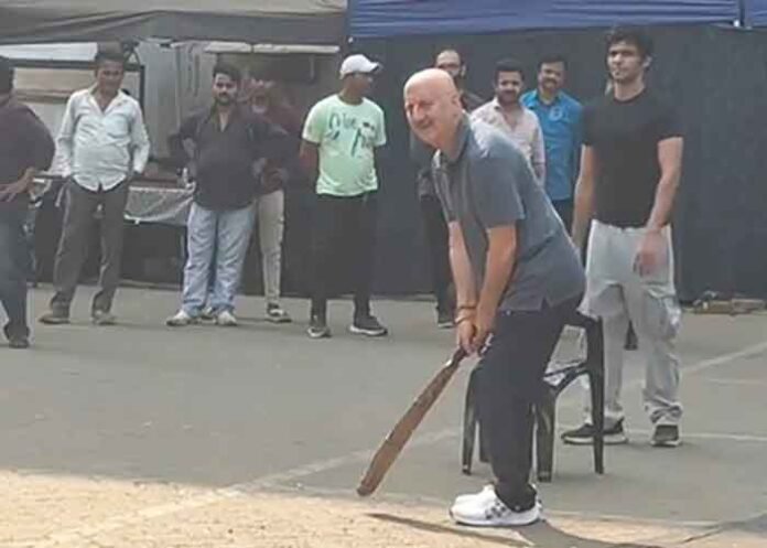 Anupam Kher enjoys Gali cricket