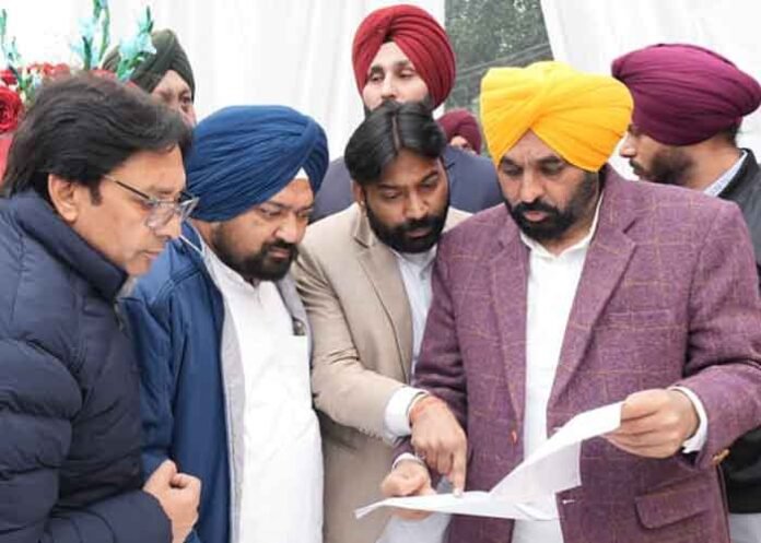 CM Mann holds Lok Milni